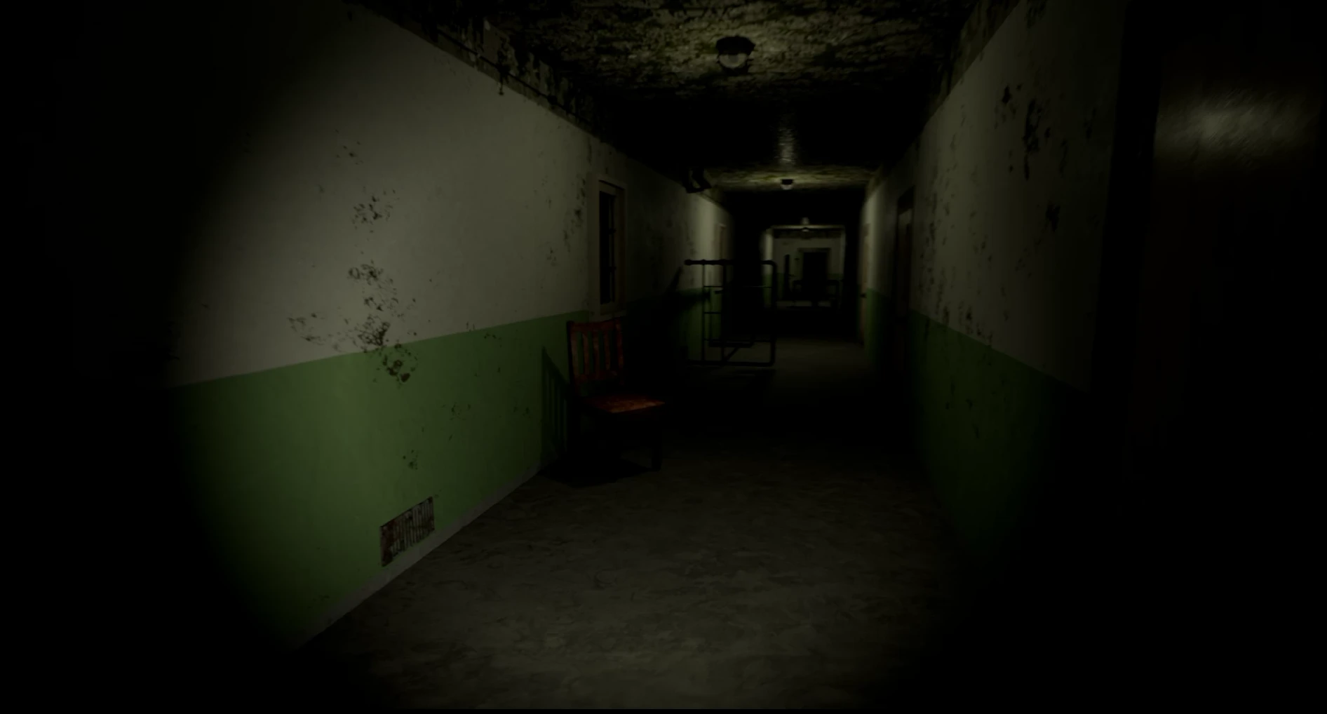 O corredor comprido do prédio abandonado